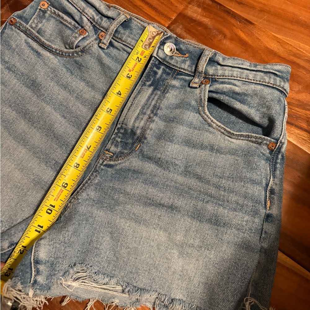 American Eagle High Rise Light Wash Distressed Denim Shorts Size 4 (0990)
